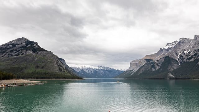 صورة من Lake Minnewanka Day Use: مشي ونزهة على بحيرة جبلية، ٦ من ١٨
