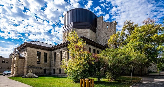 صورة من St. Boniface Cathedral: واجهة تاريخية قرب النهر، ٢ من ٢