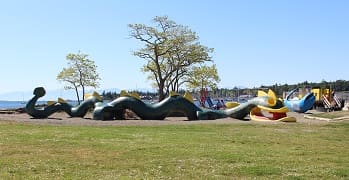 صورة من Cadboro-Gyro Park: شاطئ ومجسمات بحرية للعب، ١ من ٢