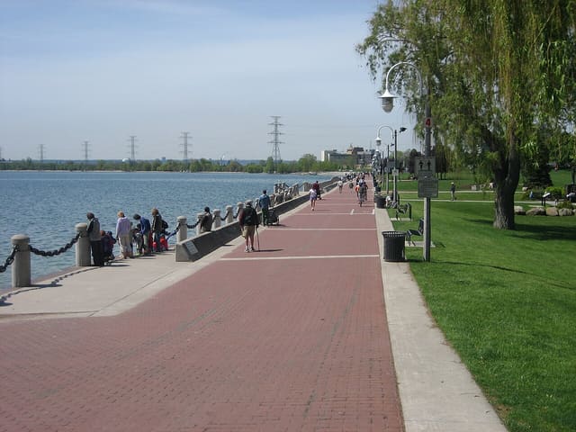 صورة من Spencer Smith Park: ممشى البحيرة ورصيف Brant Street، ١ من ٣