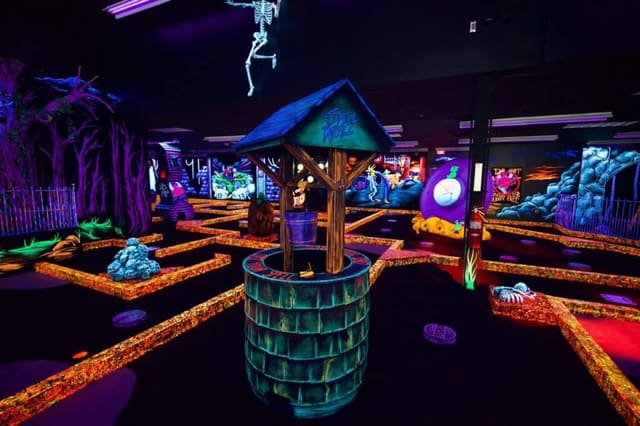 صورة من Monster Mini Golf Calgary: ميني غولف تحت الإضاءة السوداء، ٥ من ٧