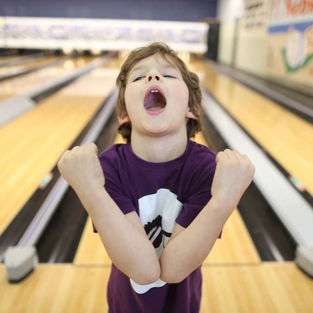 صورة من Toppler Bowl: بولينغ بخمس قوارير، ٥ من ٧