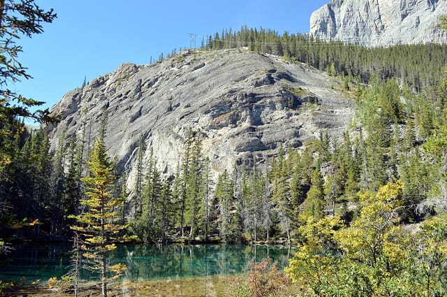 صورة من Grassi Lakes: بحيرات فيروزية فوق Canmore، ٤ من ٢٥