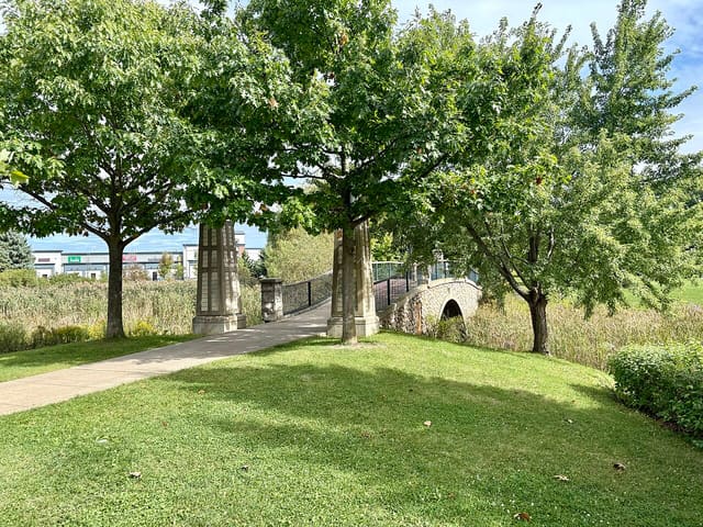 صورة من Richmond Green Park: حدائق ومسار تراثي في Richmond Hill، ٢ من ٩