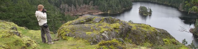 صورة من Roche Cove: خليج ومسارات في الغابة، ١ من ٥