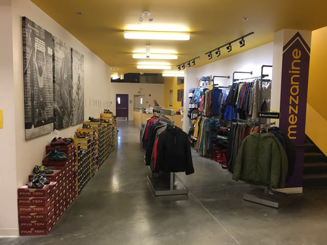 صورة من Calgary Climbing Centre Hanger: تسلق داخلي وتحديات للجسم، ٢ من ٢