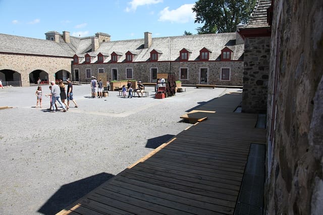 صورة من Fort Chambly: قلعة وتاريخ على نهر Richelieu، ٢ من ٢٢