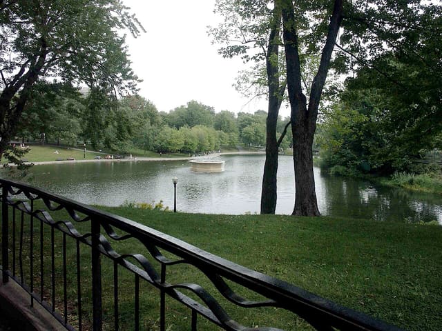 صورة من Parc La Fontaine: برك ونزهات في حي البلاتو، ٨ من ٢٣