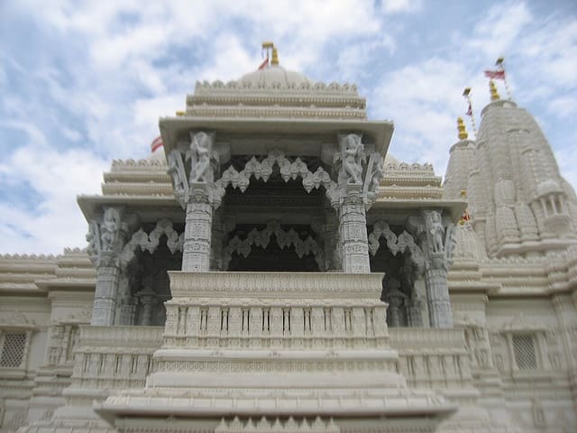 صورة من BAPS Mandir Toronto: عمارة منحوتة من الرخام والخشب، ١ من ١