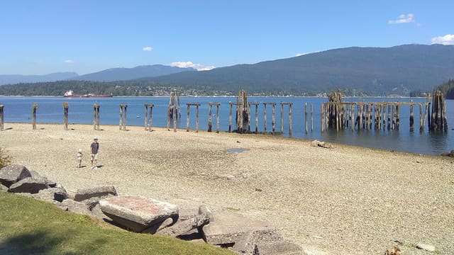صورة من Barnet Marine Park: شاطئ وممشى على Burrard Inlet، ١ من ١