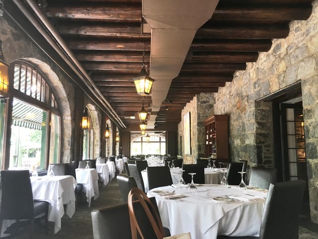 صورة من Château Montebello: مطاعم القصر الخشبي ومدفأته في كل الفصول، ٥ من ١٨