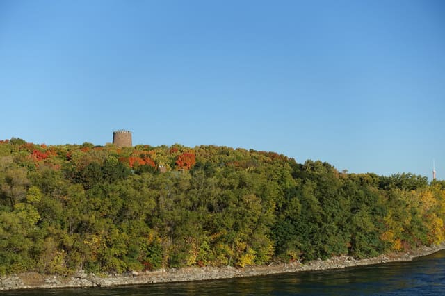 صورة من Parc Jean-Drapeau: مسارات Mont Boullé وبرج Lévis على جزيرة Sainte-Hélène، ٧ من ١٩