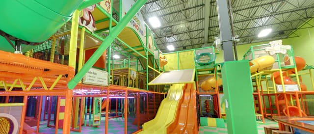 صورة من Hide N Seek Indoor Playground: متاهة لعب وزحاليق داخلية، ٤ من ٦