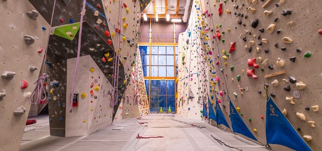 صورة من Elevation Place Aquatics and Climbing: تسلق داخلي في Canmore، ١ من ١