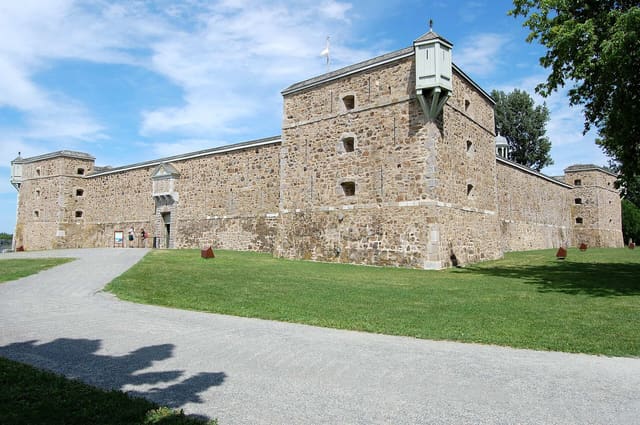 صورة من Fort Chambly: قلعة وتاريخ على نهر Richelieu، ١ من ٢٢