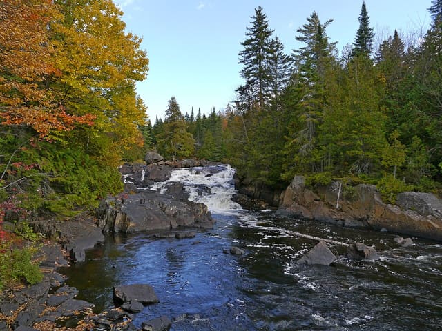 صورة من حديقة Mont-Tremblant الوطنية: بحيرة Monroe من الأعلى، ٢ من ٢٠