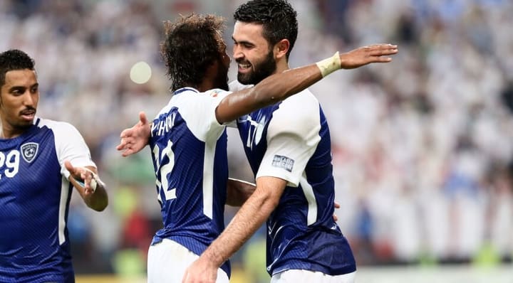 عمر خربين يحتفل مع زملائه في نادي الهلال خلال موسم 2017