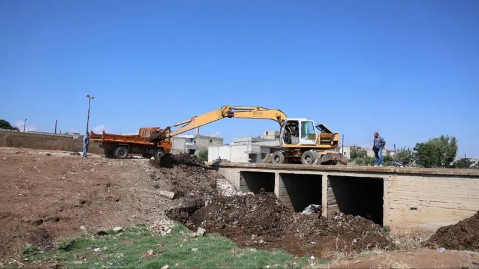 تنظيف مجرى النهر في بلدة عقرب بريف حماة لتحسين الواقع البيئي