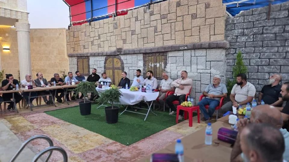نائب محافظ إدلب يستمع لمطالب أهالي المدينة في جلسة مسائية
