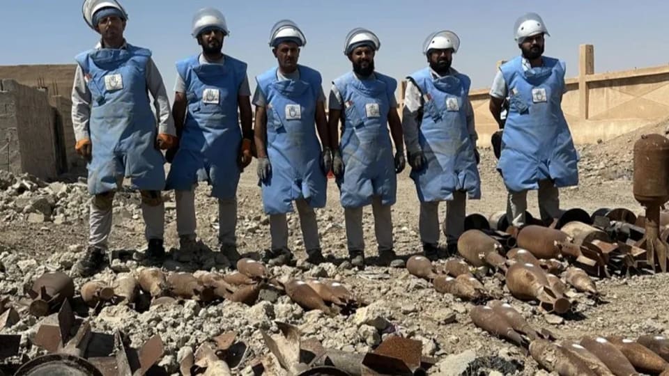"خيارات مستحيلة".. النازحون السوريون بين المخيمات ومنازل تحاصرها الألغام