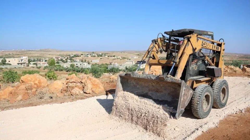 فرش طريق زراعي بطول 1.5 كيلومتر لخدمة قريتي العجيلة وأم العمد بريف حماة
