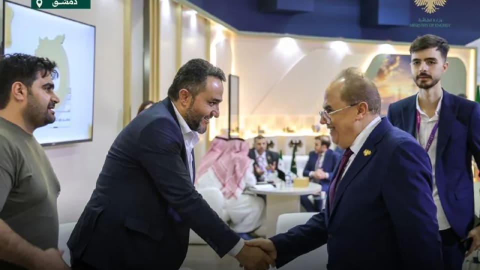 مسؤولون ورجال أعمال يطلعون على مشروعات الطاقة في معرض دمشق