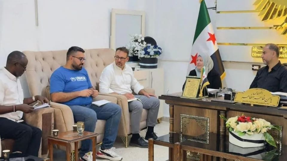 الرقة ومفوضية اللاجئين تبحثان تعزيز التعاون لدعم المخيمات والعائدين