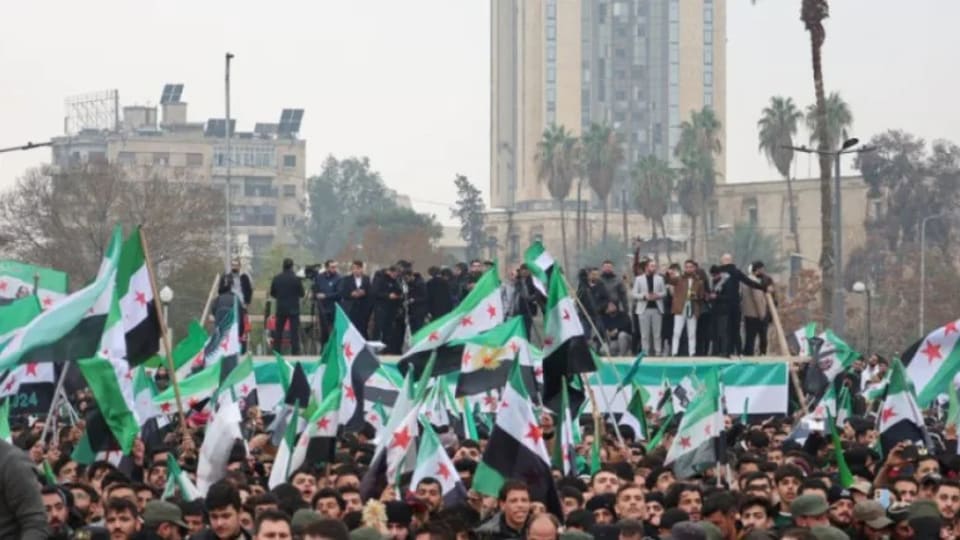 تحليل: المرحلة الانتقالية في سوريا بين تحديات السيادة واختبارات الاقتصاد