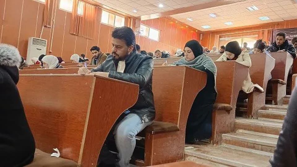 بعد عقود من الانقطاع يعود متقدمون في العمر إلى مقاعد الجامعة لانتزاع أحلامهم المؤجلة