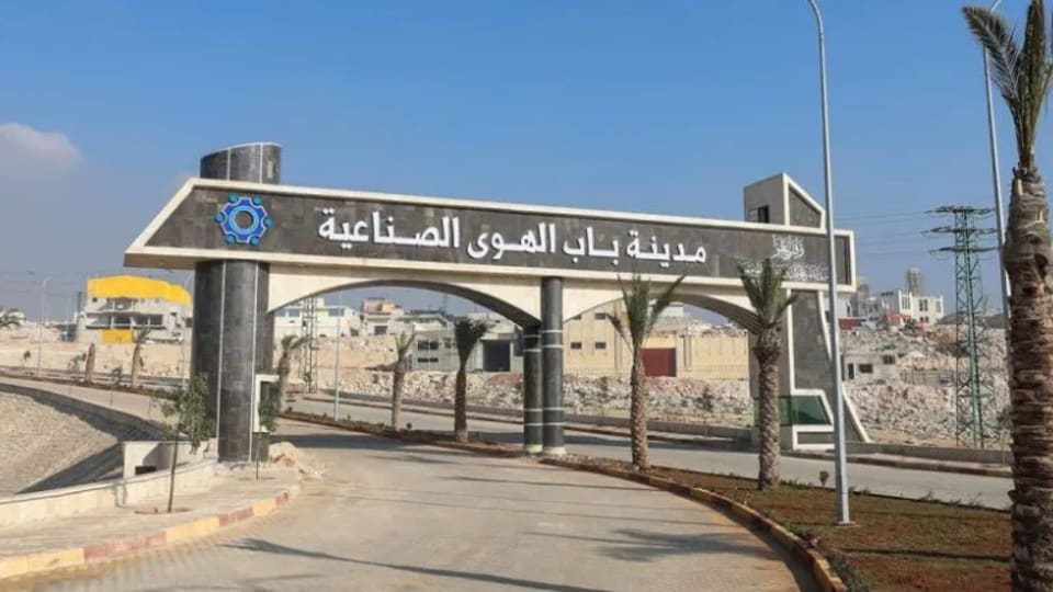 خطة في إدلب لترميم مئات المدارس وتأهيل الطرق وتوسيع النشاط الصناعي