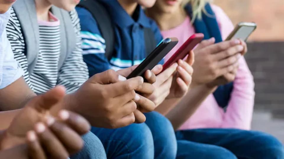 نيو برونزويك تحظر الهواتف والشبكات الاجتماعية في المدارس