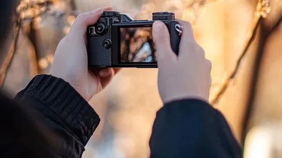 بهاتفها الذكي: المرأة السورية تحول توثيق حياتها اليومية إلى ذاكرة ومحتوى