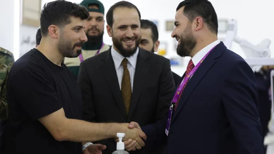 زوار عرب يطلعون على تقنيات جناح وزارة الداخلية