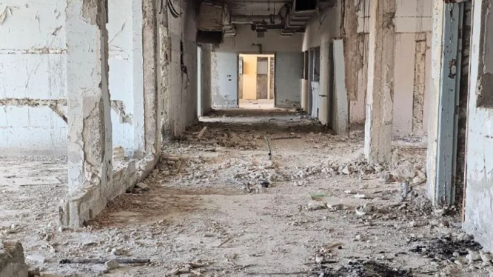 جولة ميدانية لمتابعة تجهيزات ترميم المشفى الوطني في معرة النعمان